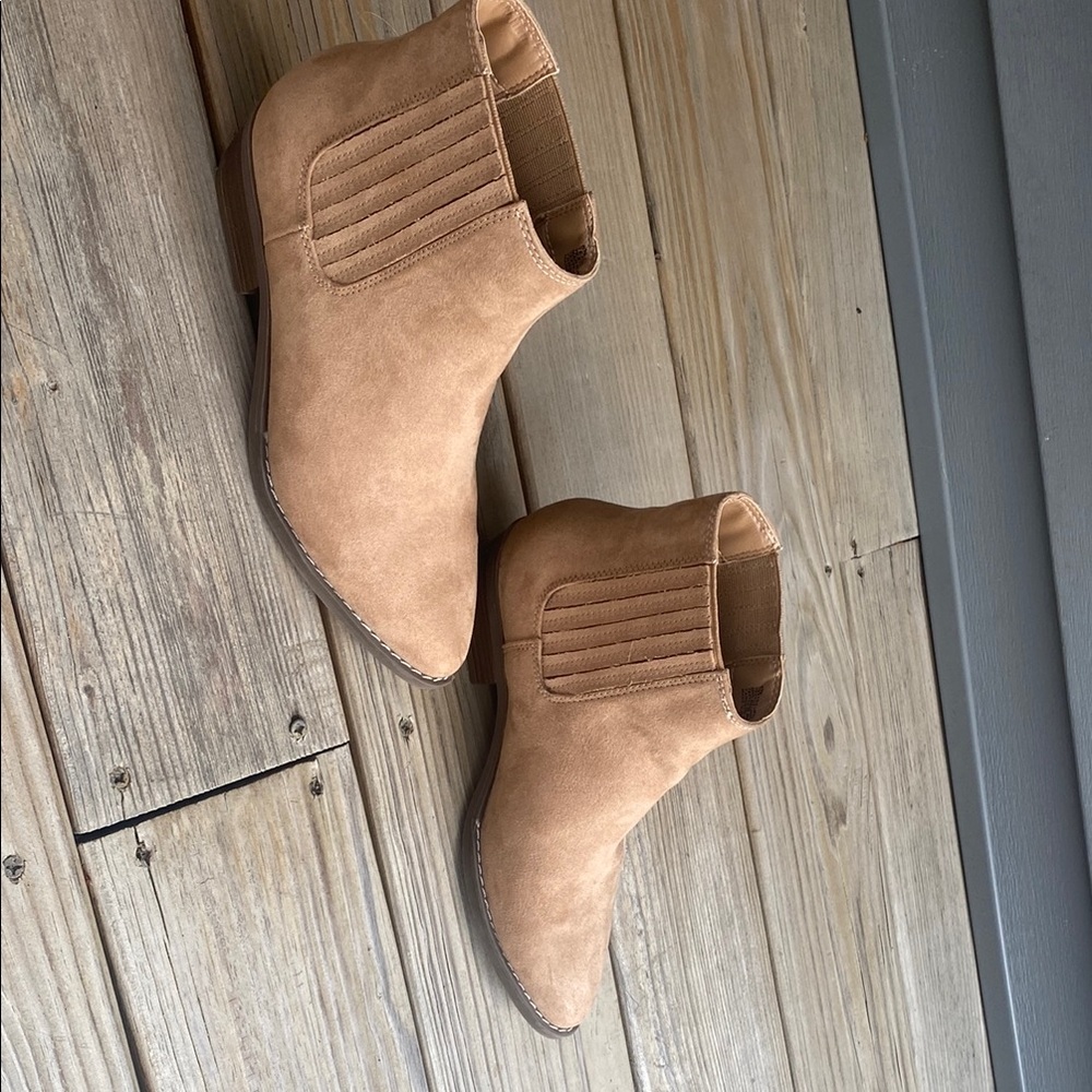 Universal Threads Tan Beige Pull-On Heeled Boots – Size 6½